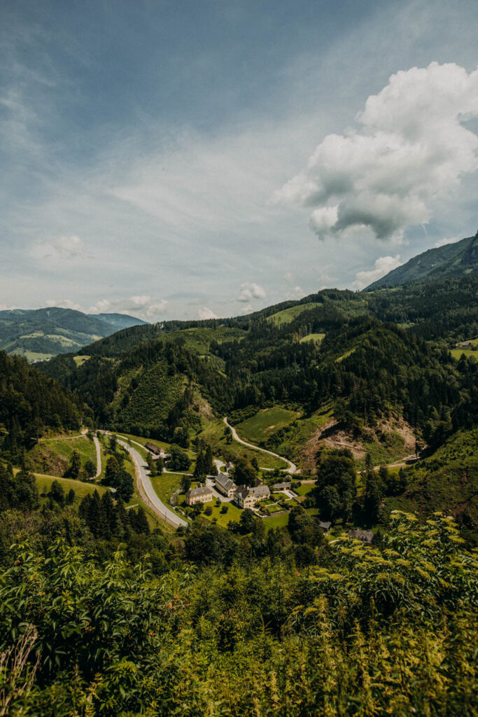 Panorama mit Bergen, Straßen und Höfen – Natur rund um den Biohof Pamer